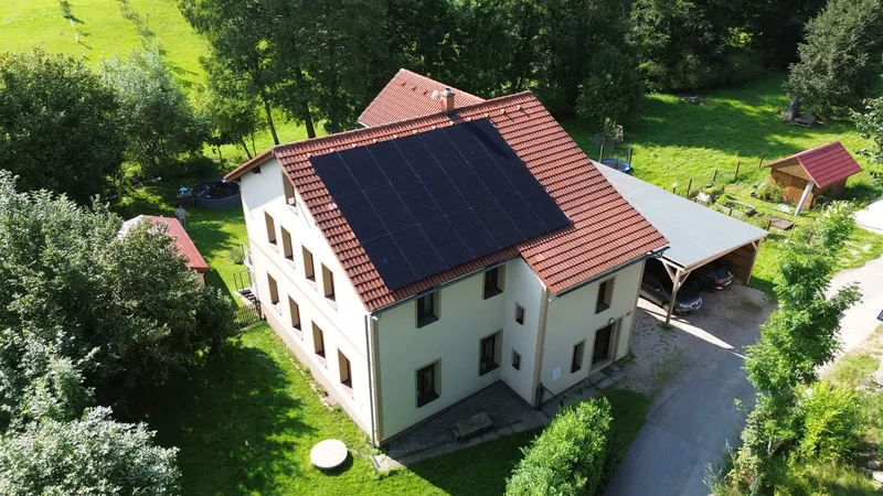Fotografie 1 z realizace Rodinný dům — 15 kWp, 64 kWh baterie